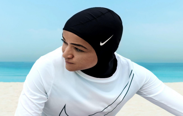 Kepala hijab dengan logo perusahaan olahraga